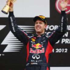 Sebastian Vettel levanta su trofeo de ganador en el GP de Corea 2012