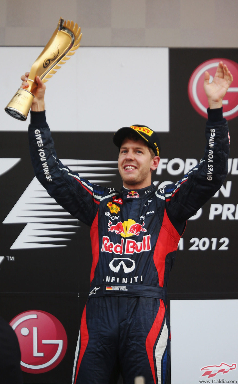 Sebastian Vettel levanta su trofeo de ganador en el GP de Corea 2012