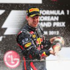 Vettel descorcha el champán en el podio de Corea 2012