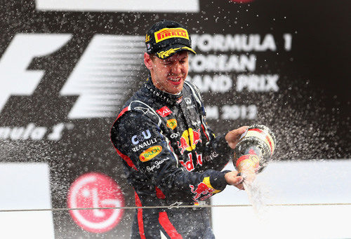 Vettel descorcha el champán en el podio de Corea 2012