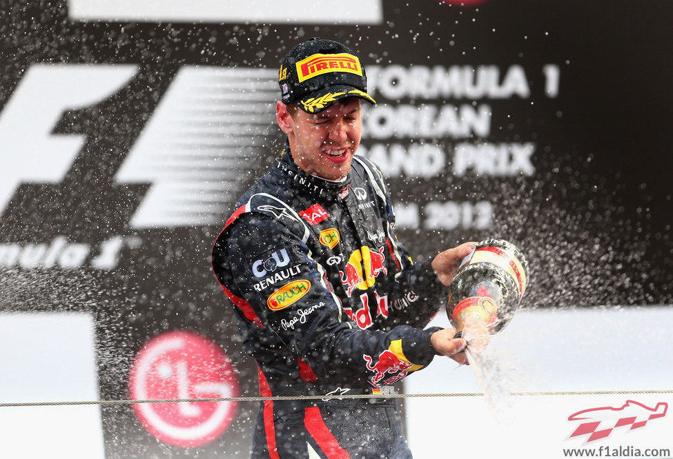 Vettel descorcha el champán en el podio de Corea 2012
