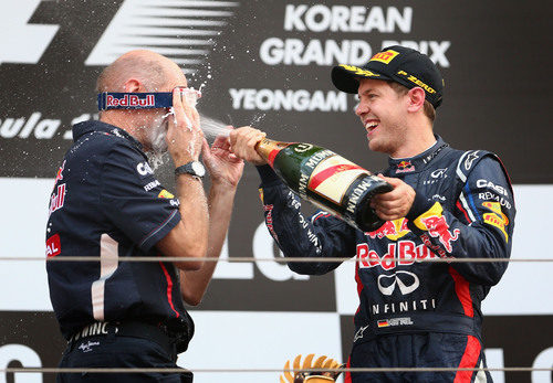 Vettel empapa a Adrian Newey con champán en el podio de Corea 2012