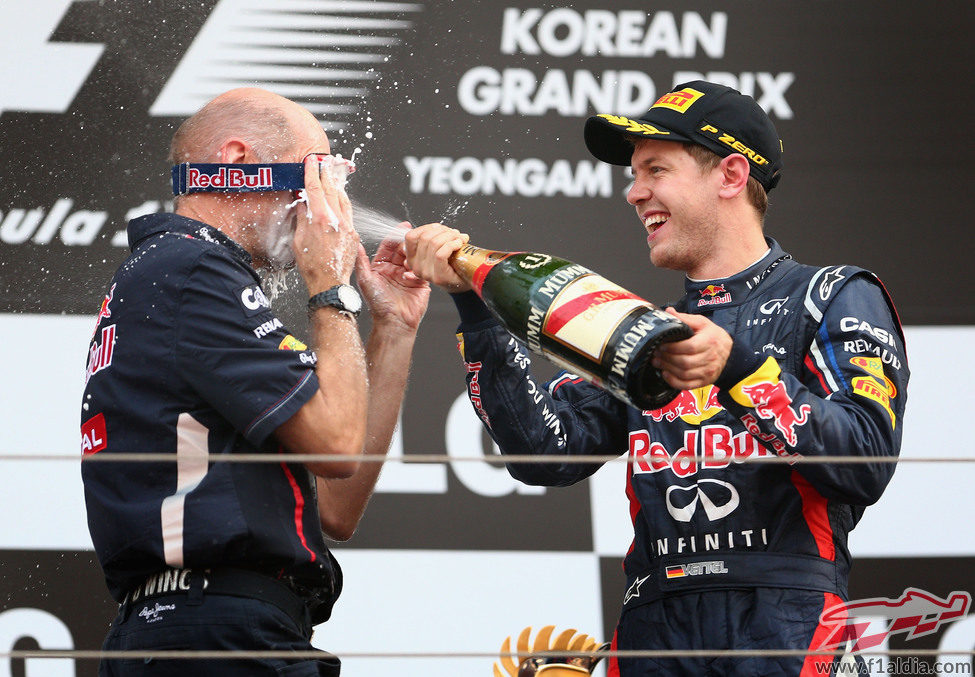 Vettel empapa a Adrian Newey con champán en el podio de Corea 2012