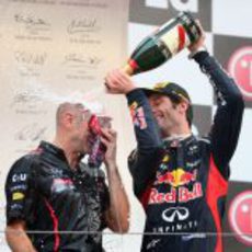 Webber ducha a Adrian Newey con champán en Corea 2012