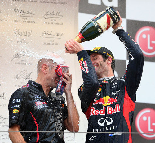 Webber ducha a Adrian Newey con champán en Corea 2012