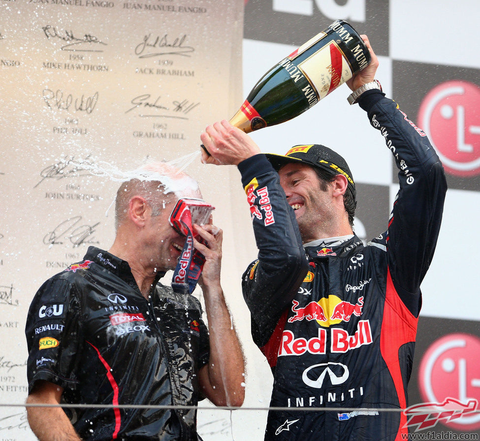 Webber ducha a Adrian Newey con champán en Corea 2012