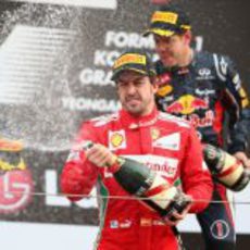 Fernando Alonso con el champán en el podio de Corea 2012