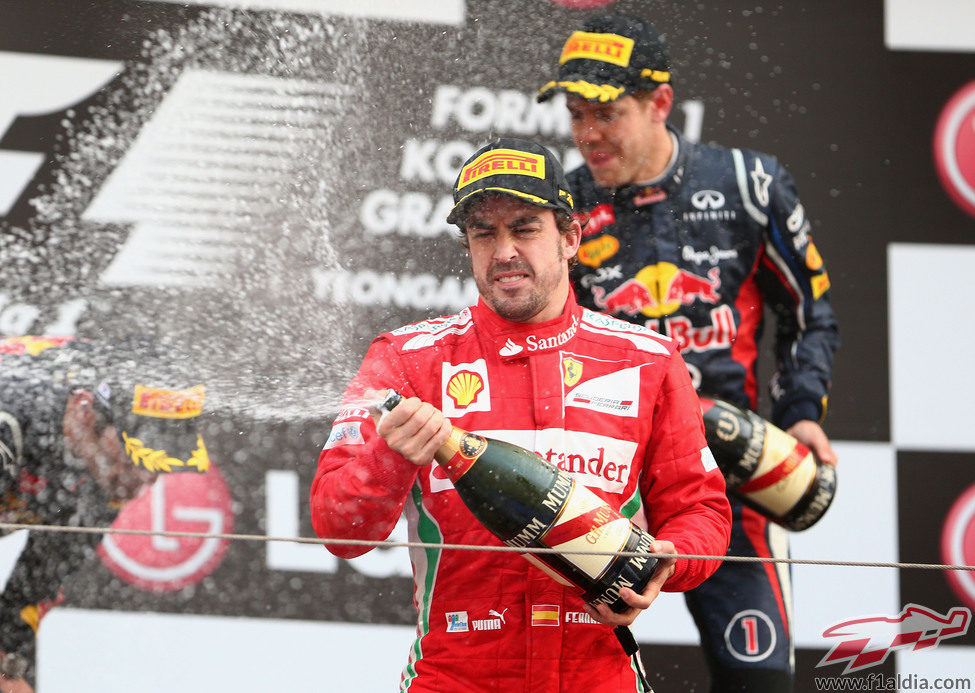 Fernando Alonso con el champán en el podio de Corea 2012