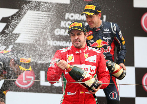 Fernando Alonso con el champán en el podio de Corea 2012
