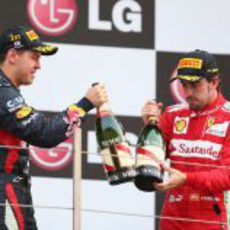 Vettel y Alonso brindan en el podio de Corea 2012