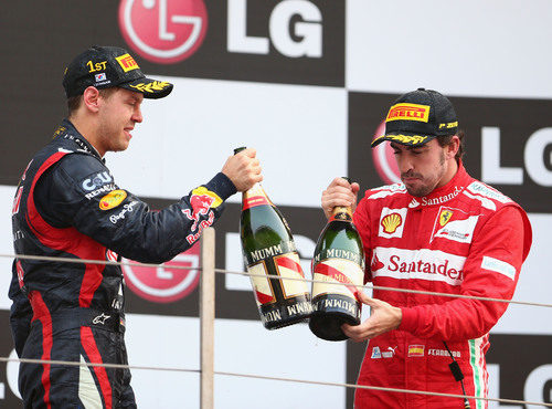 Vettel y Alonso brindan en el podio de Corea 2012