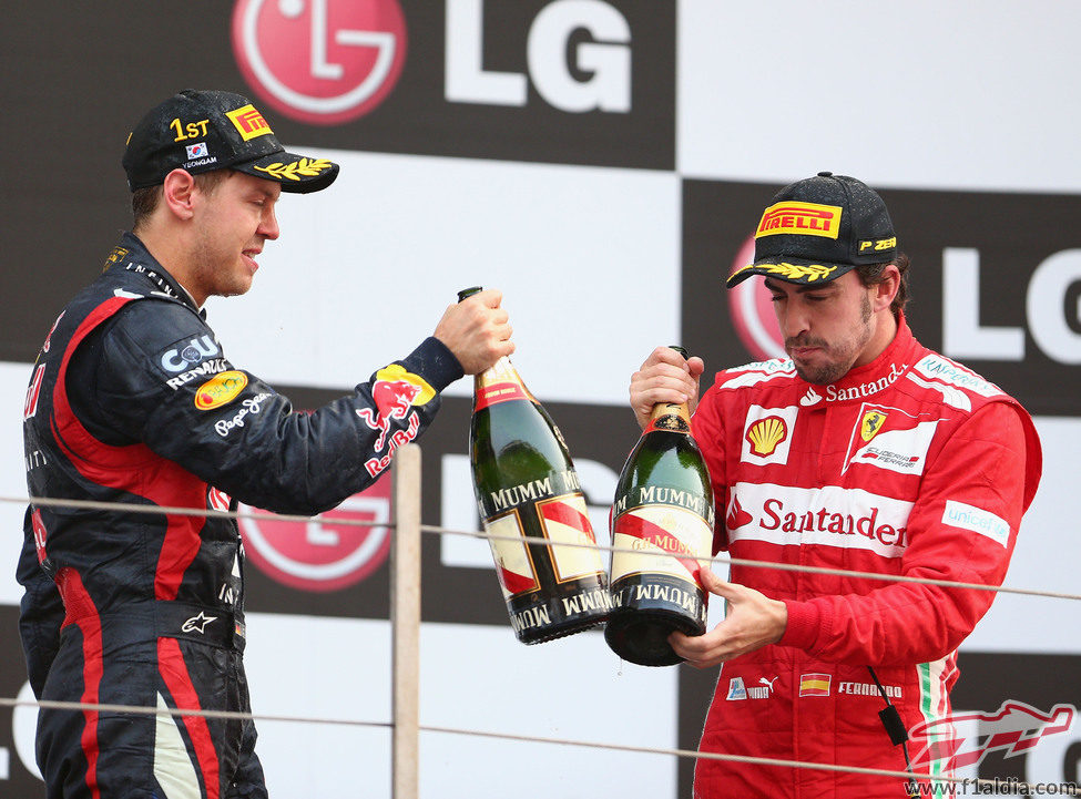 Vettel y Alonso brindan en el podio de Corea 2012