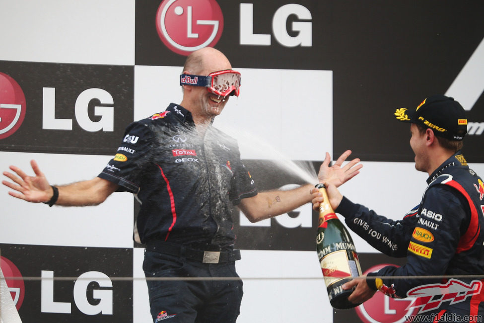 Adrian Newey con gafas de mecánico en el podio de Corea 2012