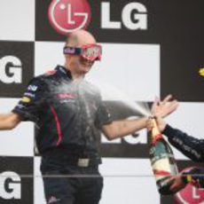 Adrian Newey con gafas de mecánico en el podio de Corea 2012