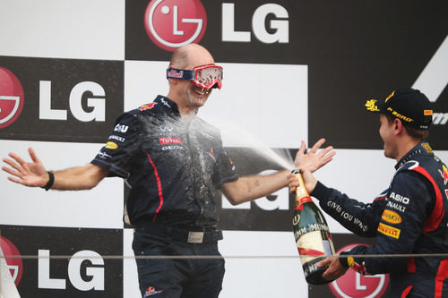 Adrian Newey con gafas de mecánico en el podio de Corea 2012