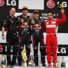 Newey, Webber, Vettel y Alonso en el podio de Corea 2012