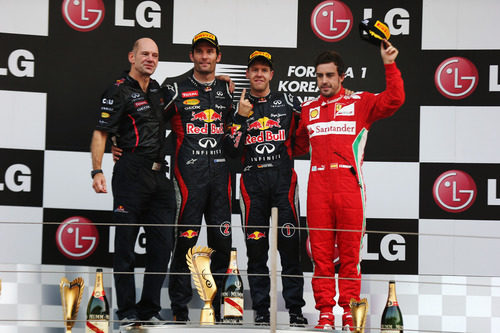 Newey, Webber, Vettel y Alonso en el podio de Corea 2012