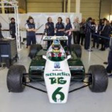 Bruno Senna se sube al FW08