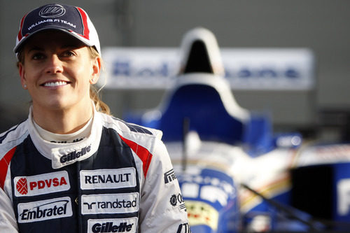 Susie Wolff, sonríe frente al Williams FW18