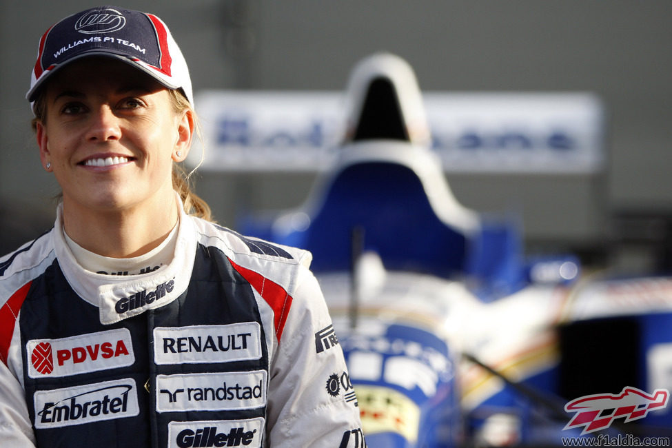 Susie Wolff, sonríe frente al Williams FW18