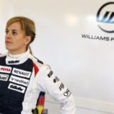 Susie Wolff en el box de Williams