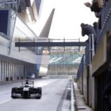 Susie Wolff enfila el pitlane de Silverstone