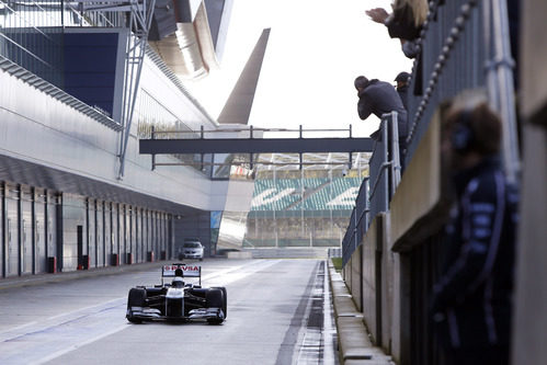 Susie Wolff enfila el pitlane de Silverstone