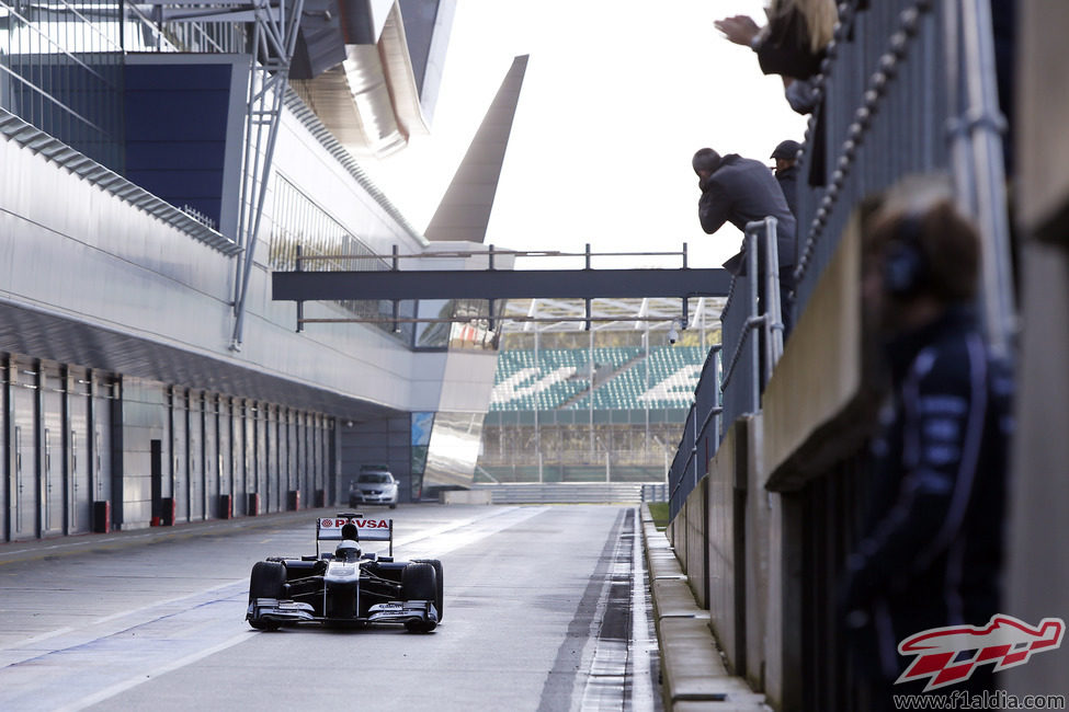 Susie Wolff enfila el pitlane de Silverstone