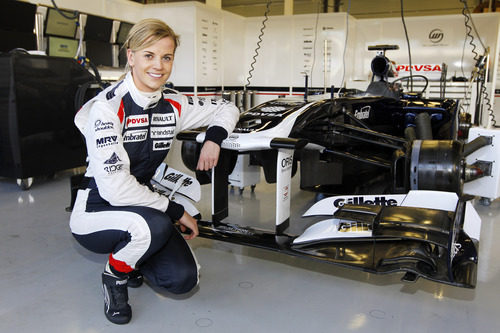 Susie Wolff sonríe frente al desnudo box de Williams