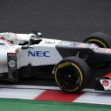 Kamui Kobayashi rueda con los blandos en Suzuka