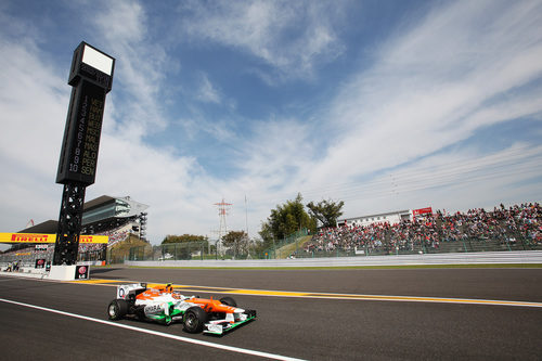 Nico Hülkenberg pasa por la recta principal de Suzuka