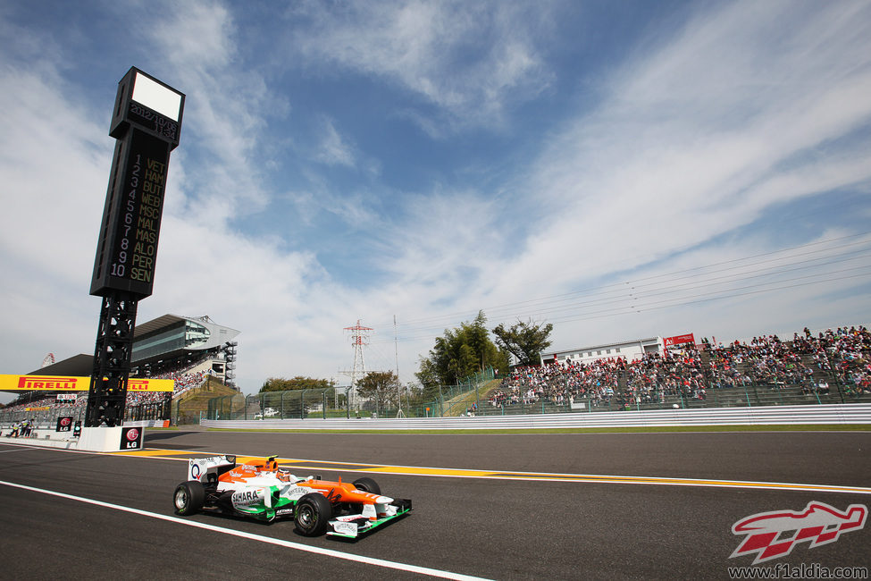 Nico Hülkenberg pasa por la recta principal de Suzuka