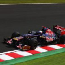 Daniel Ricciardo rueda con los duros en los Libres 3 del GP de Japón 2012