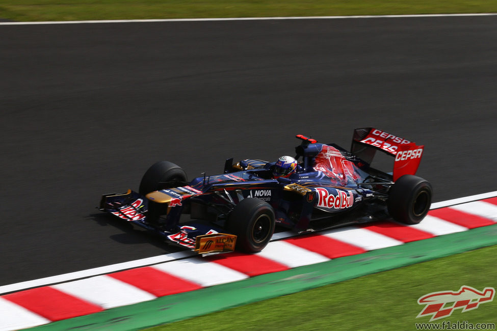Daniel Ricciardo rueda con los duros en los Libres 3 del GP de Japón 2012
