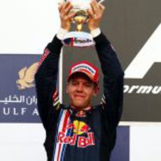 Vettel posa junto a su trofeo 