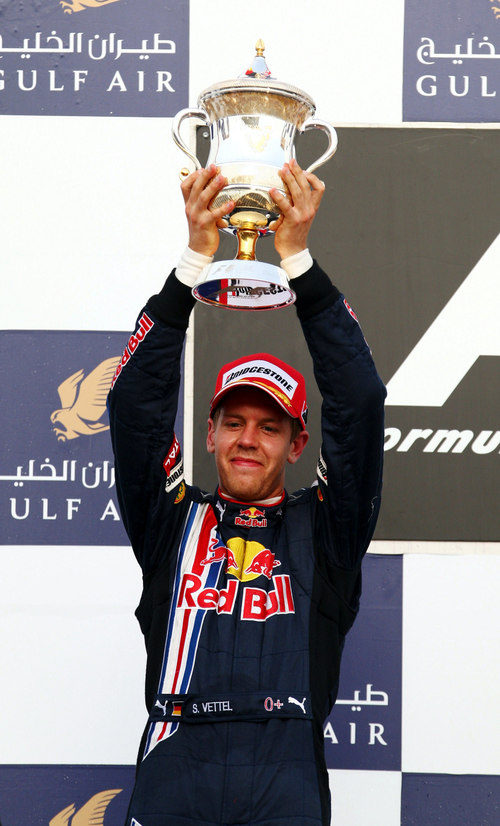 Vettel posa junto a su trofeo 