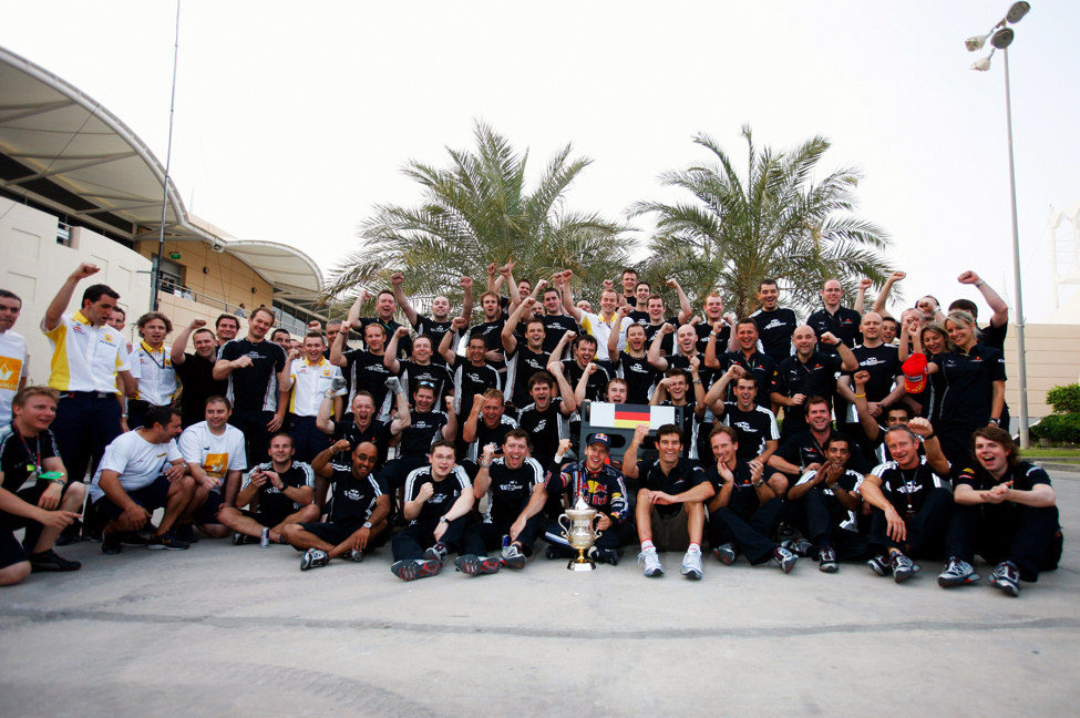 El equipo Red Bull posa con el trofeo de Vettel