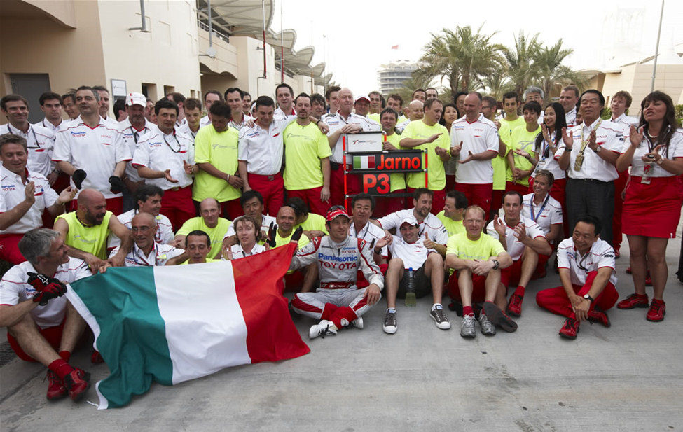El equipo Toyota celebra el puesto de Trulli