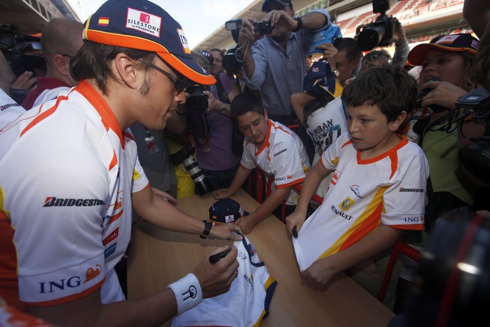 Fernando Alonso firma en Montmeló