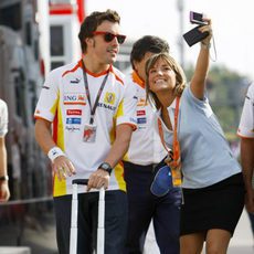 Alonso con un fan