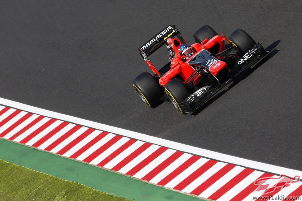 Charles Pic pasa por una recta en Suzuka