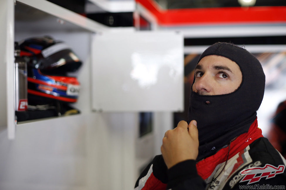 Timo Glock se prepara para salir a la pista de Suzuka
