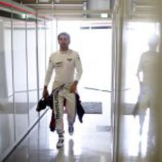 Timo Glock regresa al interior del garaje tras los Libres 3