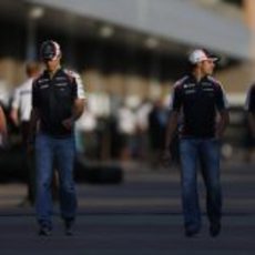 Dickie Stanford junto a los pilotos de Williams