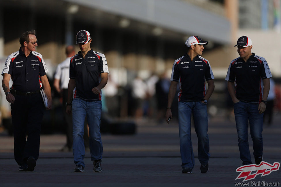 Dickie Stanford junto a los pilotos de Williams