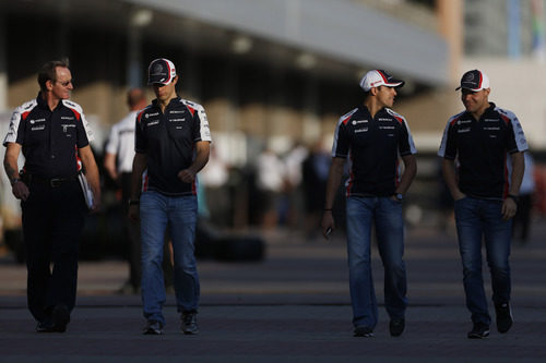 Dickie Stanford junto a los pilotos de Williams