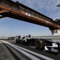 Pastor Maldonado entra al pitlane de Corea