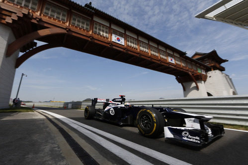 Pastor Maldonado entra al pitlane de Corea