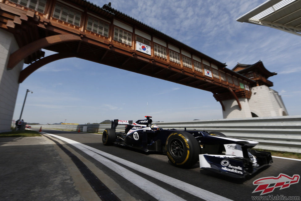 Pastor Maldonado entra al pitlane de Corea