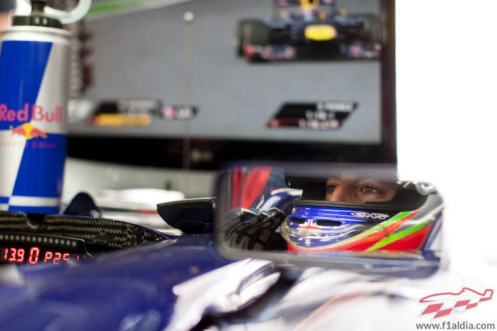 Daniel Ricciardo observa la acción desde su habitáculo